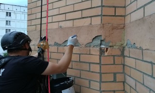 Обследование фасада здания в Старой Руссе в октябре